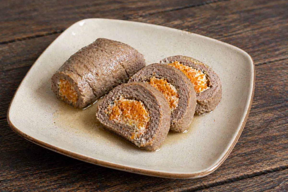 Milde Rinderrouladen mit Karottenfüllung - Proteinreiches Rezept | Magenkompass